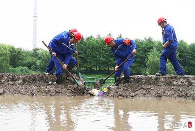 中國五冶集團(tuán)陸翔路項(xiàng)目工地舉行防臺防汛搶險(xiǎn)演練，筑牢道路建設(shè)安全防線